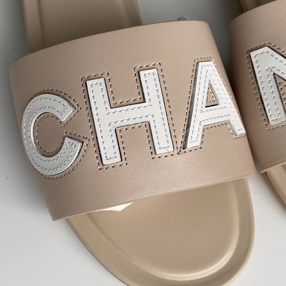 $1.3k CHANEL CHA NEL LOGO BEIGE LEATHER FLAT SHOES SLIDES MULES 38C - Picture 4 of 16